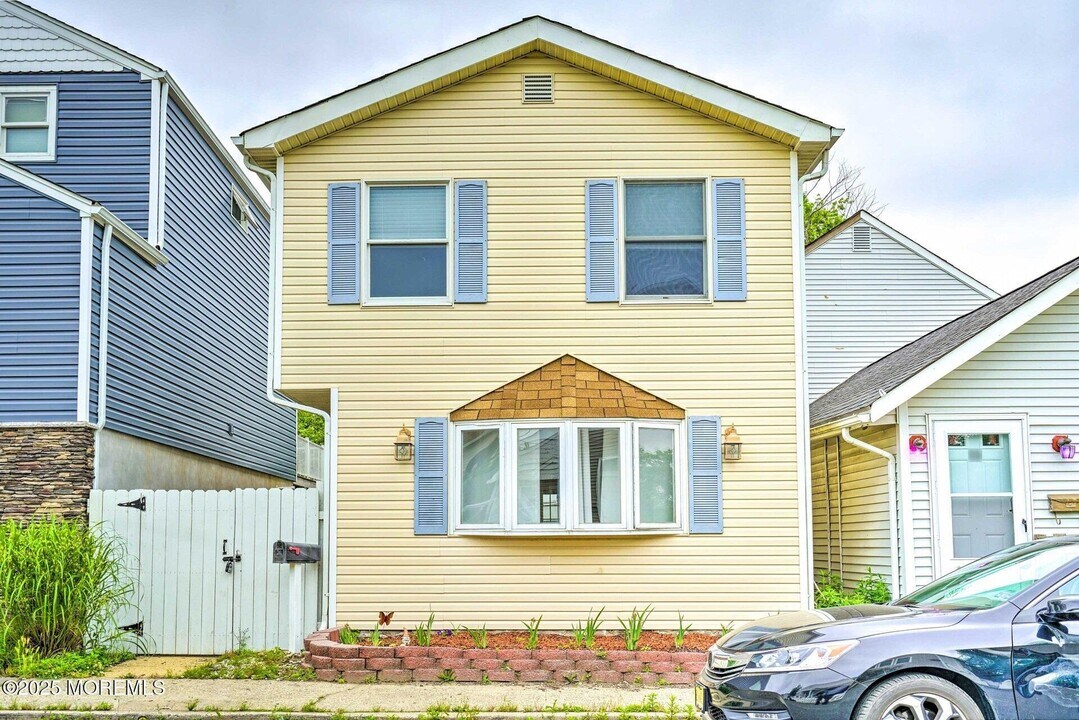 18 Waterview Pl in Keansburg, NJ - Building Photo