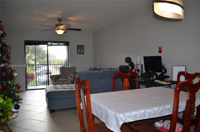 940 NW 104th Ave, Unit 203 in Pembroke Pines, FL - Building Photo - Building Photo