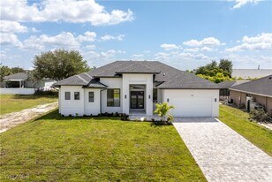129 NW 27th Pl in Cape Coral, FL - Building Photo