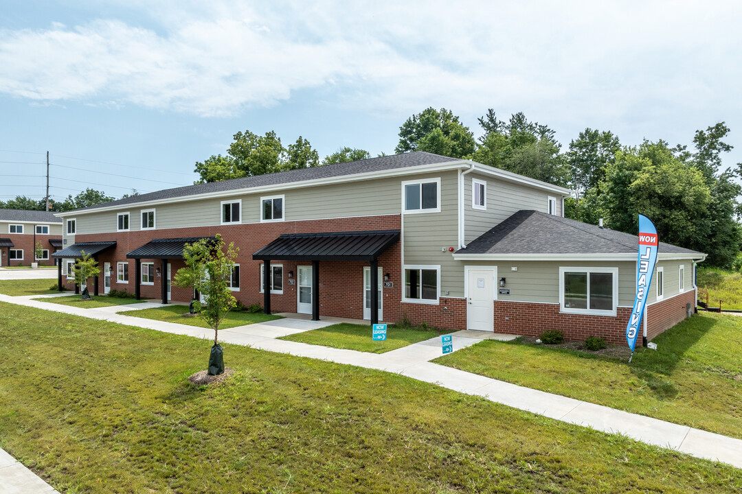 Tallgrass Townhomes in De Witt, IA - Foto de edificio