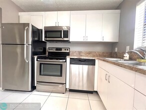 4157 NE 21st Terrace in Lighthouse Point, FL - Building Photo - Building Photo