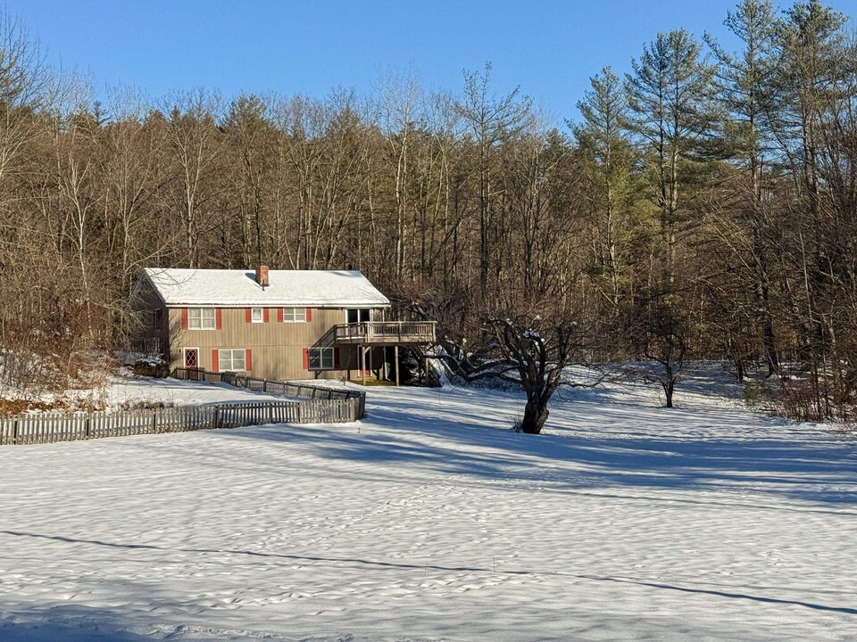 92 Potash Brook Rd in Chester, VT - Foto de edificio