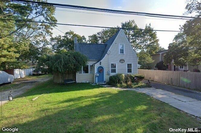 36 Huron Dr in Bay Shore, NY - Building Photo