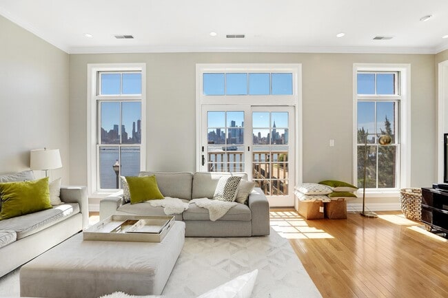 property at 1 REGENCY Pl