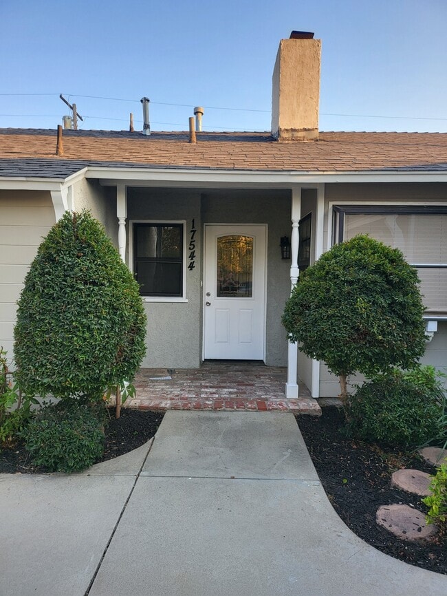 17544 Blythe St in Los Angeles, CA - Building Photo - Building Photo