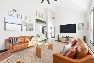 6440 Knoll Ridge Dr in Dallas, TX - Building Photo - Building Photo