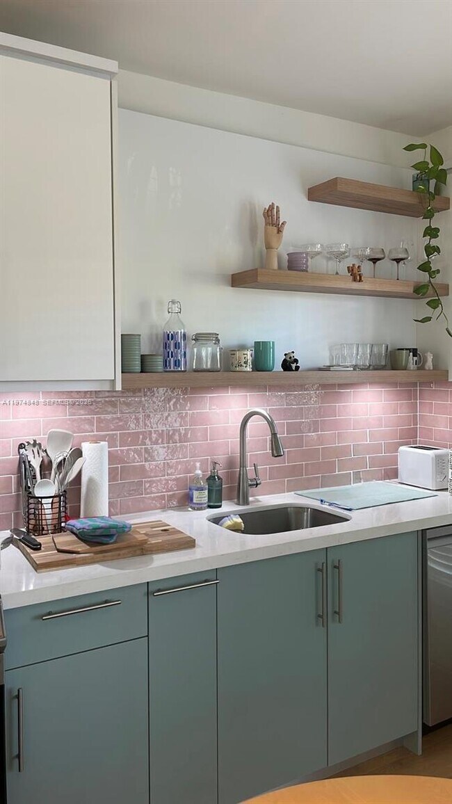 8600 Byron Ave in Miami Beach, FL - Building Photo - Building Photo