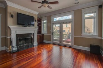 3021 N Southport Ave, Unit 2A in Chicago, IL - Foto de edificio - Building Photo