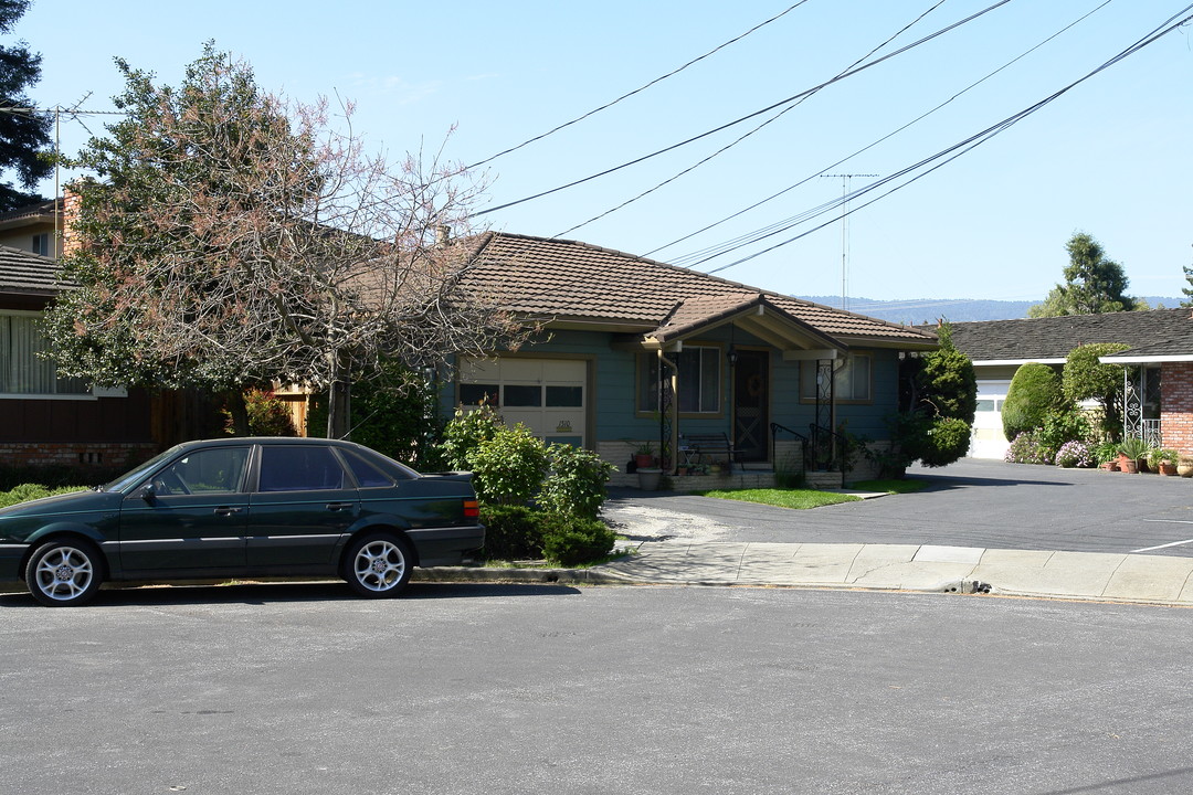 1508-1510 Hawes Ct in Redwood City, CA - Building Photo