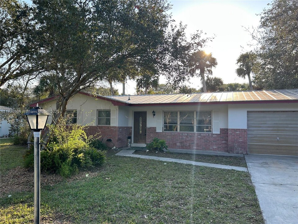 2309 Oak Dr in Fort Pierce, FL - Building Photo