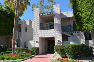 2802 E Camino Acequia Dr, Unit Az Biltmore Villa in Phoenix, AZ - Building Photo - Building Photo