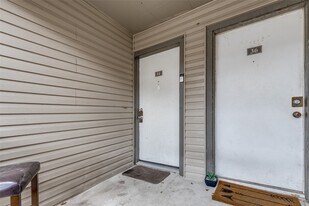 9707 Richmond Ave. in Houston, TX - Building Photo