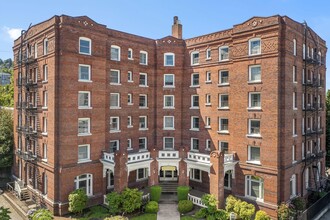 Alexandra Court Apartments in Portland, OR - Foto de edificio - Building Photo