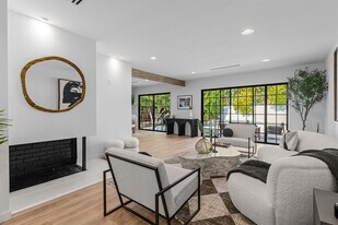 16517 Hartsook St in Encino, CA - Building Photo