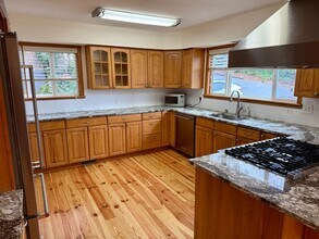 2245 SW Martha St in Portland, OR - Building Photo - Building Photo