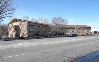 Creekview Apartments in Hopkins, MN - Building Photo - Building Photo