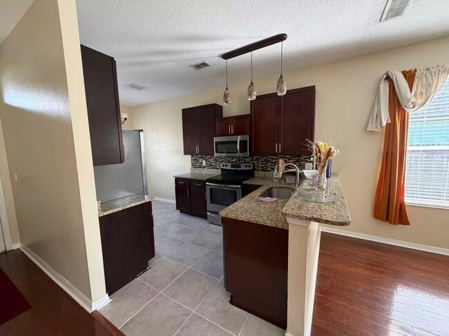 404 Bluff Pass Dr in Eustis, FL - Building Photo - Building Photo