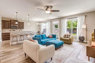 215 Green Dr in Mary Esther, FL - Foto de edificio - Building Photo