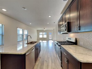 2021 Pine Stone Ln in Heartland, TX - Foto de edificio - Building Photo