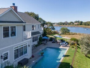 9 Private Rd in West Hampton Dunes, NY - Foto de edificio - Building Photo