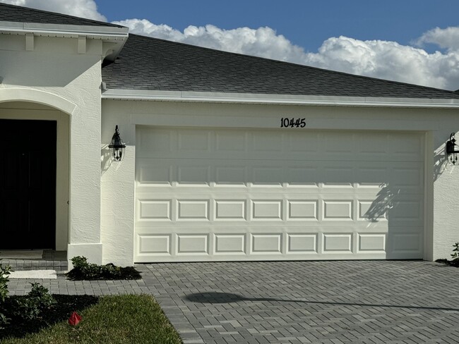 10445 NW Suncrest Lp in Port St. Lucie, FL - Building Photo - Building Photo
