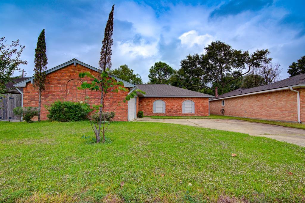 10007 Rustic Gate Rd in La Porte, TX - Building Photo