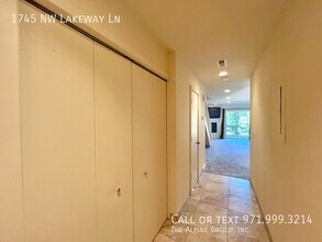 1745 NW Lakeway Ln in Beaverton, OR - Building Photo - Building Photo