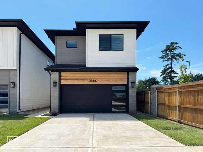 property at 33187 Oak Hts Pl