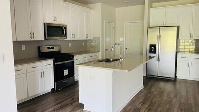987 Sunny Lk Dr in Lawrenceville, GA - Building Photo - Building Photo