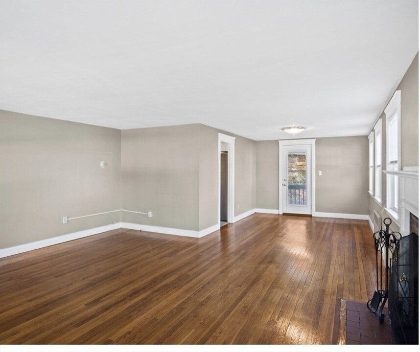 32 E Wyoming Ave, Unit #1 in Melrose, MA - Foto de edificio