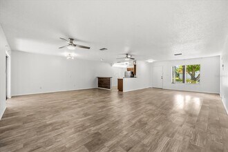 10325 Marco Polo Dr in Orlando, FL - Building Photo - Building Photo