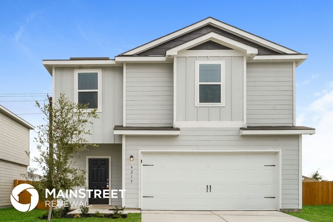 4219 Trail de Paris in New Braunfels, TX - Building Photo