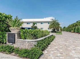 4180 Crayton Rd in Naples, FL - Building Photo