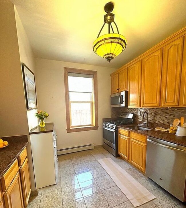 4210 23rd Ave, Unit 1 in Astoria, NY - Foto de edificio - Building Photo