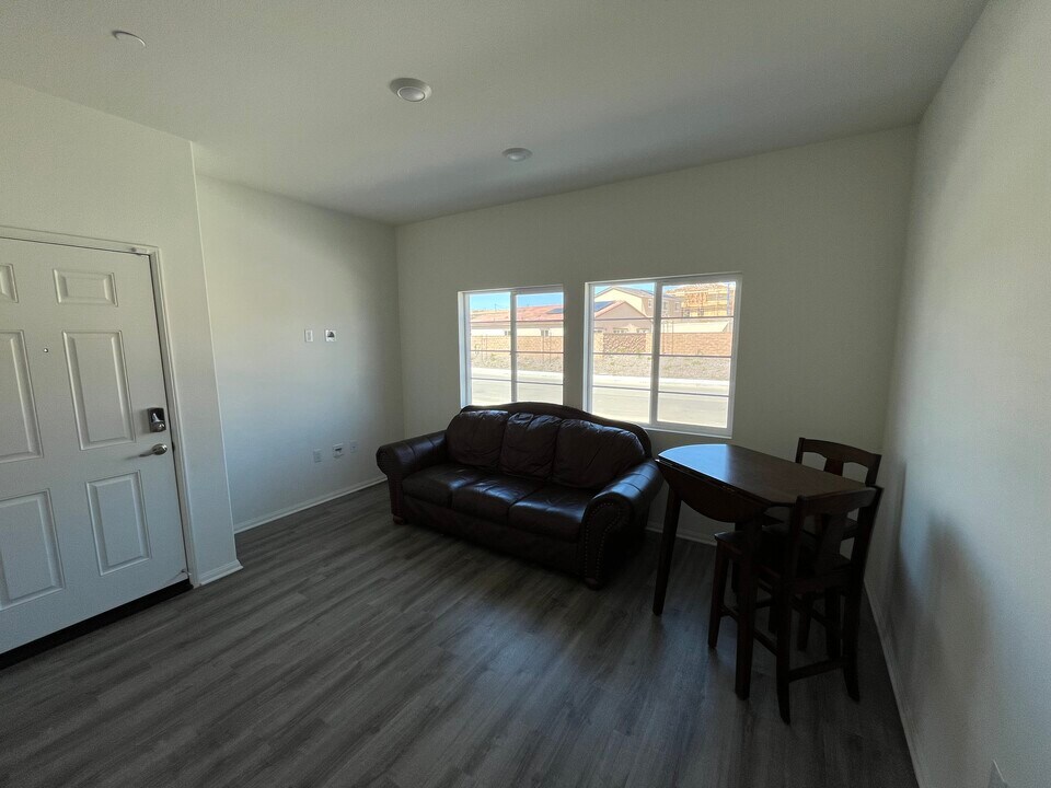 35221 Sorenstam Dr in Beaumont, CA - Foto de edificio