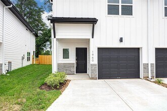 1956 Longmire Villas Court in Conroe, TX - Foto de edificio - Building Photo
