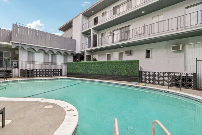 4950 Coldwater Canyon in Sherman Oaks, CA - Building Photo - Building Photo