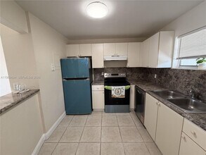 4255 N University Dr, Unit 3 in Sunrise, FL - Building Photo - Building Photo