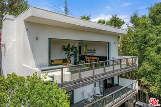 2300 Ronda Vista Dr in Los Angeles, CA - Building Photo - Building Photo