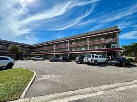 2073 Denmark St, Unit 5 in Clearwater, FL - Building Photo