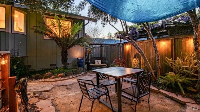 5270 Arnica Way in Santa Rosa, CA - Building Photo - Building Photo
