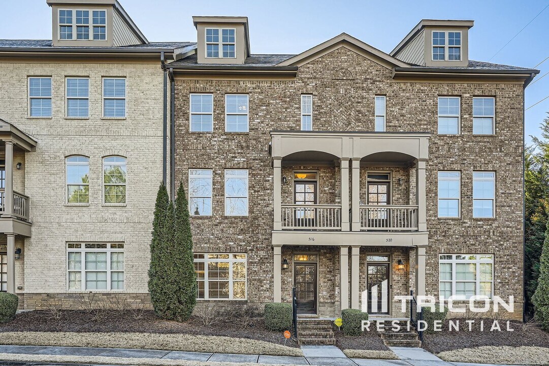 516 Leighton Woods Ct in Smyrna, GA - Building Photo