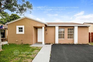 19922 NW 67th Pl in Hialeah, FL - Building Photo