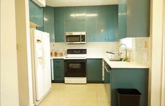 7575 Cambridge St in Houston, TX - Building Photo - Building Photo