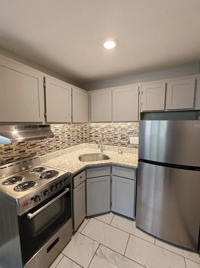 Vernon Pines Apartments in Vernon, CT - Building Photo - Building Photo