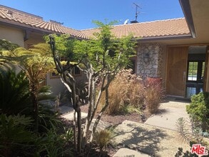 6633 S Sherbourne Dr in Los Angeles, CA - Building Photo - Building Photo