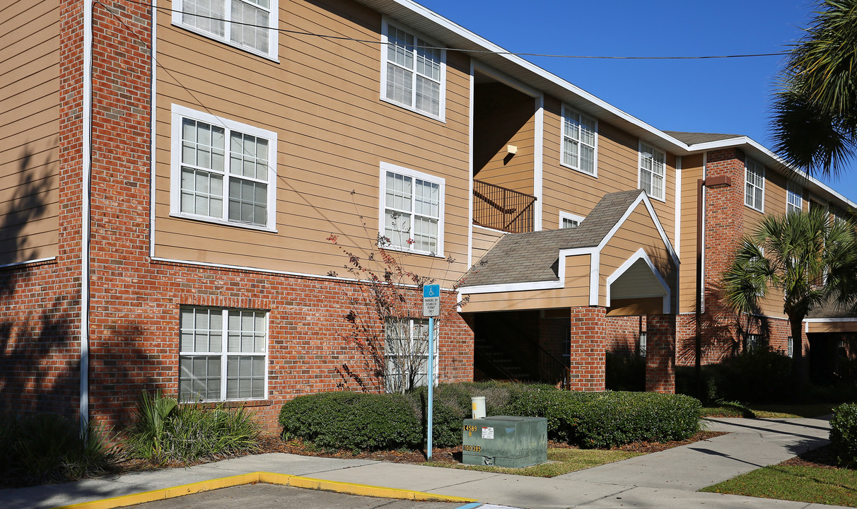 STUDENTS ONLY - College Square Apartments in Ocala, FL - Building Photo