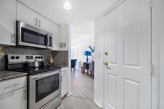 825 Brickell Bay Dr in Miami, FL - Building Photo - Building Photo