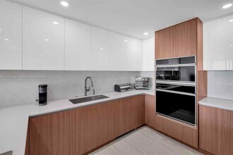 2 Grove Isle Dr, Unit 2 Grove Isle Dr # B605 in Miami, FL - Building Photo - Building Photo