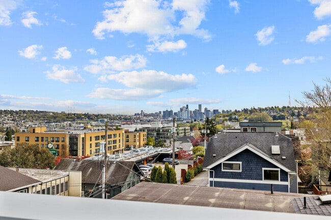 4035 Aurora Ave N in Seattle, WA - Foto de edificio - Building Photo